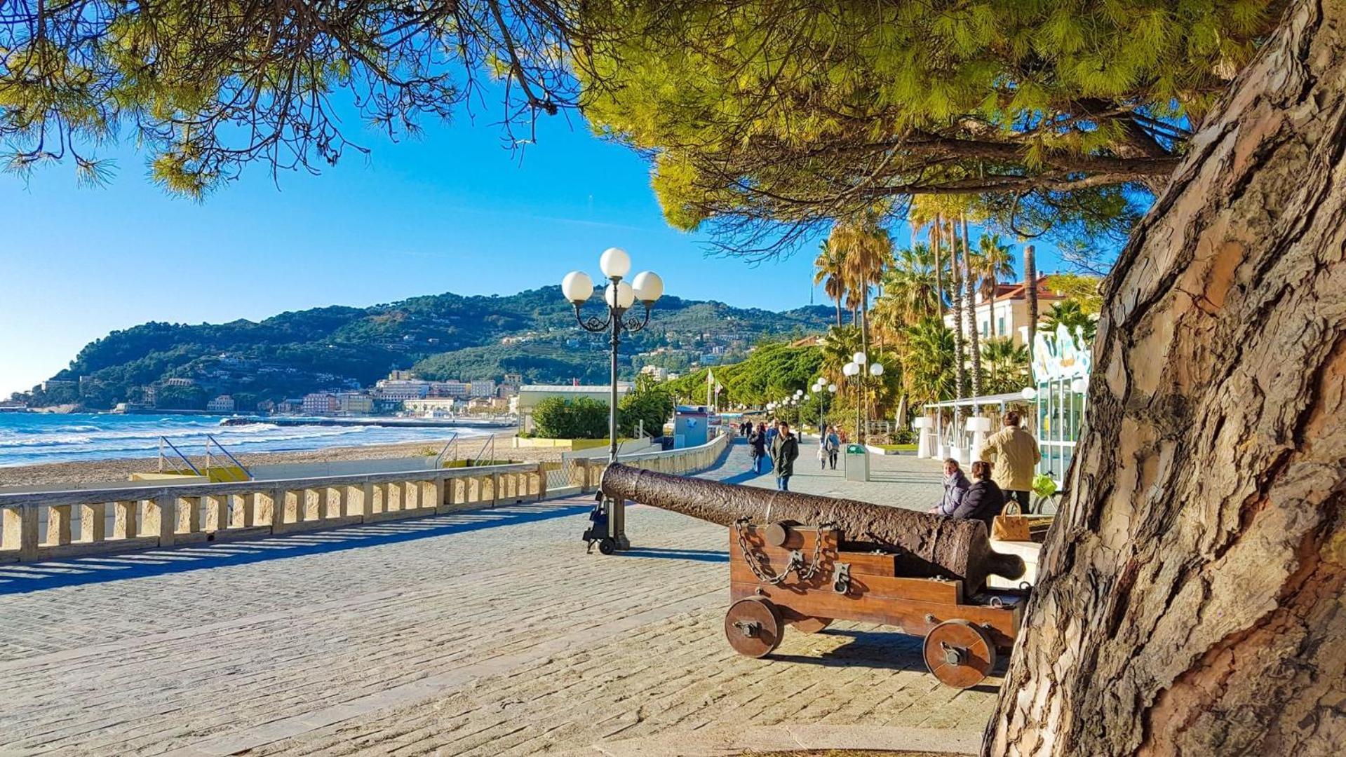 Casa Bisou Italia Wifi Et Parking Free Privato Villa Diano San Pietro Eksteriør billede